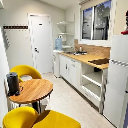 Smart Deluxe N9 Private Kitchenette Balcony 250m Marina Port 900m * Limassol